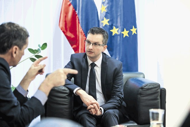 Premier Marjan Šarec med intervjujem za Objektiv v razpravi z odgovornim urednikom Dnevnika Miranom Lesjakom