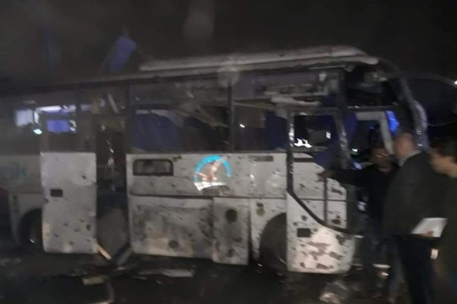 Bomba eksplodirala ob turističnem avtobusu v Gizi.