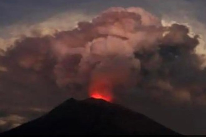 Na Baliju izbruhnil vulkan Agung