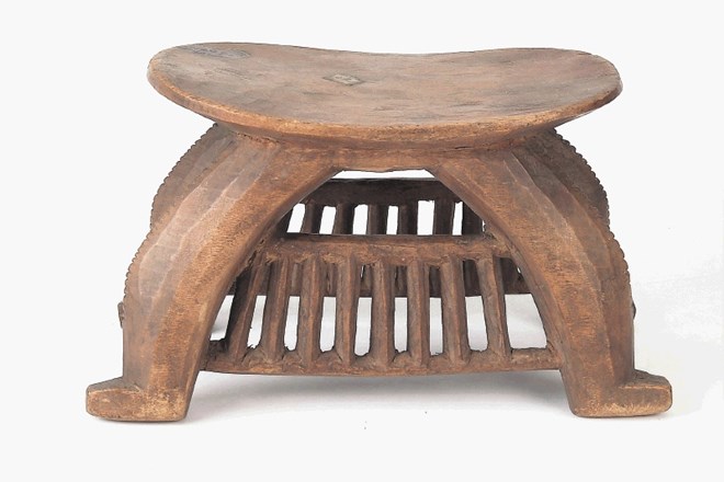 Poglavarski stol iz južnega Sudana iz zbirke misijonarja Ignacija Knobleharja