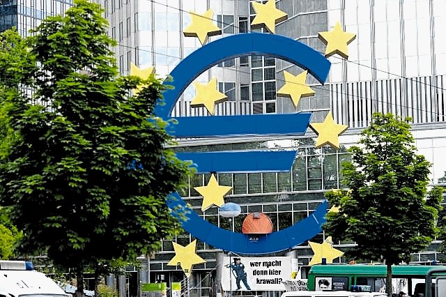 Juncker ob 20-letnici evra valuto označil za simbol enotnosti