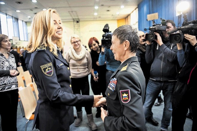 Nova generalna direktorica policije Tatjana Bobnar (na fotografiji levo) in nova načelnica generalštaba Alenka Ermenc (desno)...