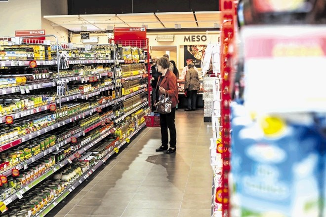 Zaključek verige preskrbe s hrano v supermarketu