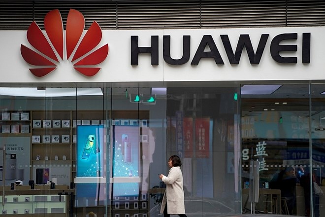 Huawei kaznoval dva zaposlena zaradi tvitanja preko iPhona
