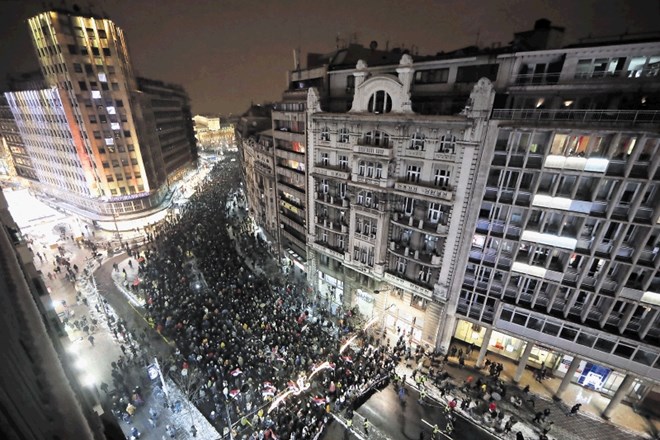 Srbska javna televizija RTS je poročala, da se je protestnega pohoda v središču Beograda udeležilo okoli 15.000 ljudi.