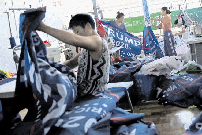Medtem ko poskušata Peking in Washington zgladiti trgovinski spor, v tovarni zastav v kitajskem Fujangu izdelujejo material...