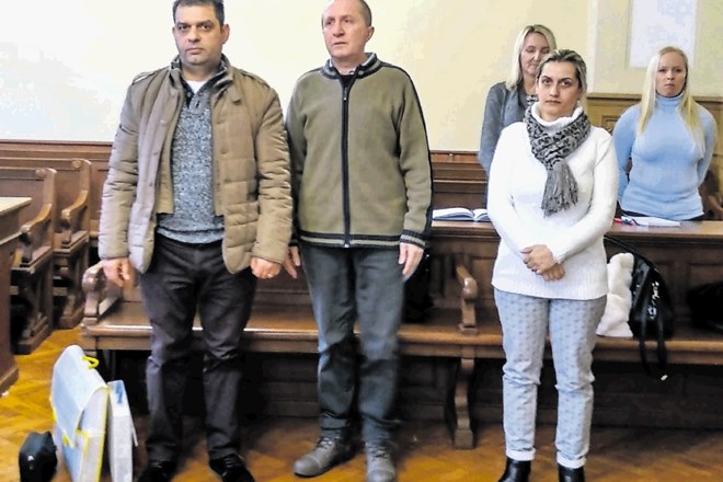 Ženinova starša Gazmen in Gulya Hamiti (med njima stoji sodni tolmač), ki sta za mariborsko mladoletno nevesto odštela 15.000...