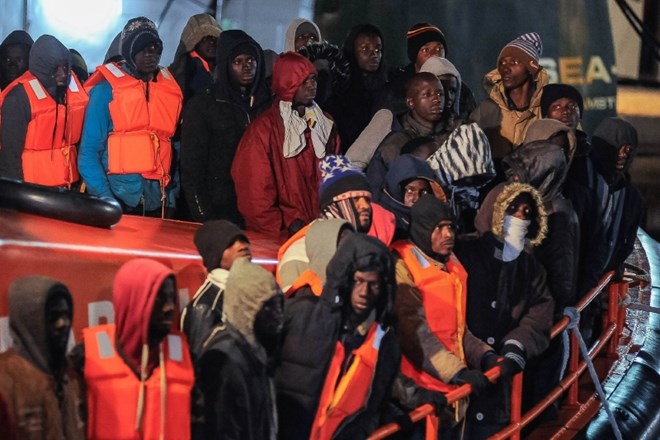 Nekateri migranti na ladji zavračajo hrano.