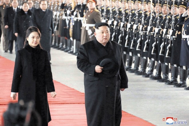 Vkrcanje Kima in njegove žene na vlak proti Pekingu je v Pjongjangu ovekovečil vladni fotograf,   obisk Kima  na Kitajskem...