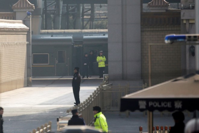 Varnostne službe pred vlakom, ki naj bi prevažal Kim Jong Una.