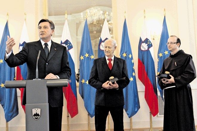 Predsednik države Borut Pahor je pred leti med drugim podelil uravnoteženo jabolko navdiha predsedniku območnega združenja...