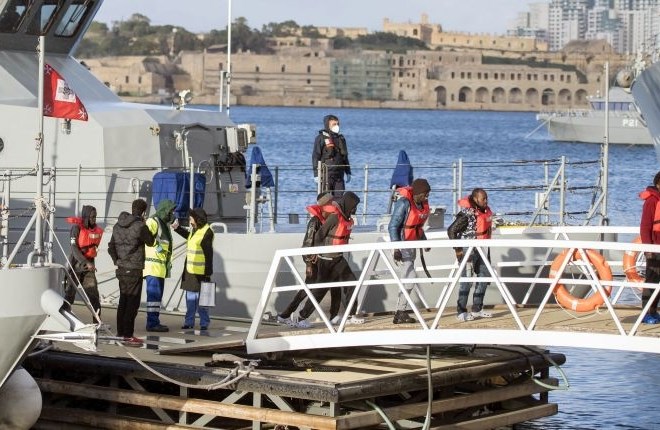 Migranti, ki so bili dva tedna ujeti na Sredozemskem morju na krovu ladij nemških človekoljubnih organizacij Sea-Watch in...