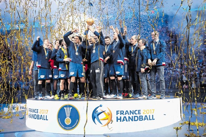 Francoski rokometaši so se takole veselili zlate kolajne na zadnjem svetovnem prvenstvu leta 2017 pred domačimi gledalci.