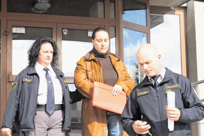 Marca   2016 je kranjsko sodišče Uršulo Lonko Prešeren poslalo na obvezno zdravljenje na zaprti oddelek mariborske...