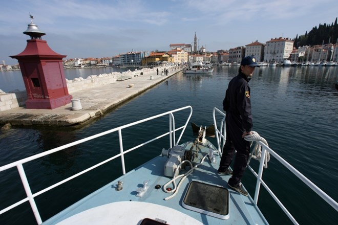 Policijski čoln v lov za neznanima čolnoma proti Italiji