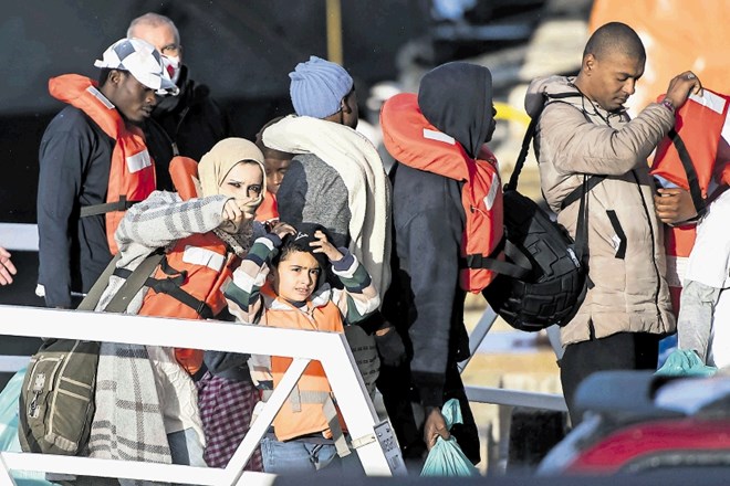 Rešeni migranti ob izkrcanju na Malti