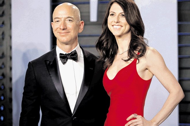 Jeff Bezos naj bi se ločil zaradi ljubice Lauren Sanchez. Na fotografiji je z ženo MacKenzie.