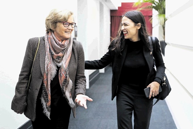 Alexandria Ocasio - Cortez (desno) z demokratsko kolegico Chellie Pingree