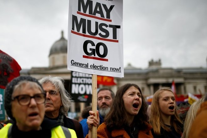 Tisoči v Londonu zaradi zmešnjave pred brexitom pozivajo k razpisu volitev