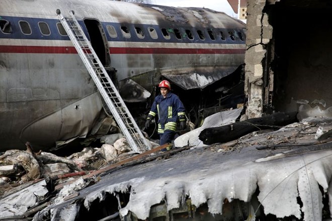 #foto V strmoglavljenju vojaškega tovornega letala v Iranu umrlo 15 ljudi