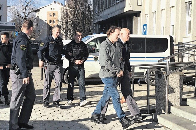 Alen Lović, na fotografiji na sredini v temnih hlačah in črni jakni, je za priznanje očitkov dobil sedemletno zaporno kazen....