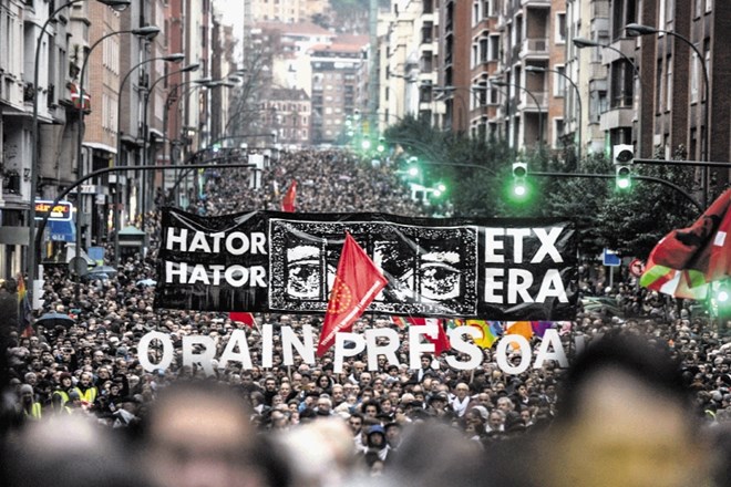 Množica protestnikov v Bilbau je vrnitev zaprtih članov Ete zahtevala tudi z  napisom »Vrnite se domov«.