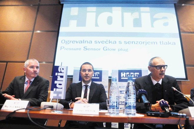 Direktor Hidrie Holdinga Gašper Svetlik (levo) zavrača očitke vodilnih menedžerjev dr. Iztoka Seljaka   in Dušana Lapajneta.