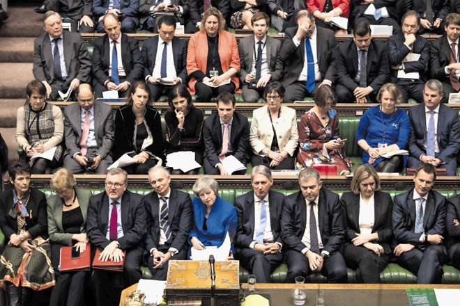 Britanska premierka Theresa May (v spodnji vrsti na sredini) v parlamentu med razpravo o nezaupnici.