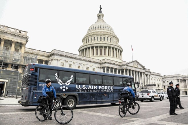 Avtobus ameriških letalskih sil je zaman čakal na kongresnike z Nancy Pelosi na čelu, saj zaradi Trumpove odpovedi njihove...