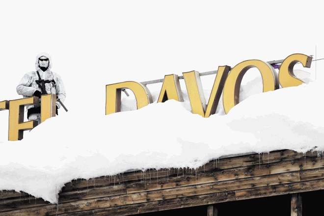 Fotografija, ki je postala že skoraj zaščitni znak napovedi srečanja v Davosu: pripadnik švicarske policije  na strehi...