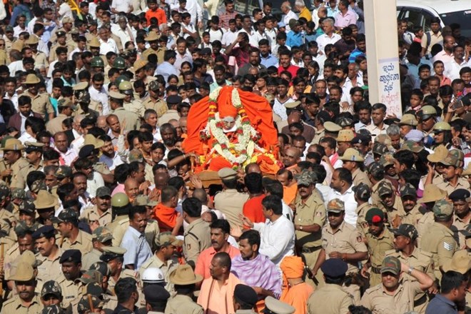 Več deset tisoč ljudi se je danes poklonilo pokojnemu 111-letnemu vodji hindujske sekte Shivakumara Swamiju.