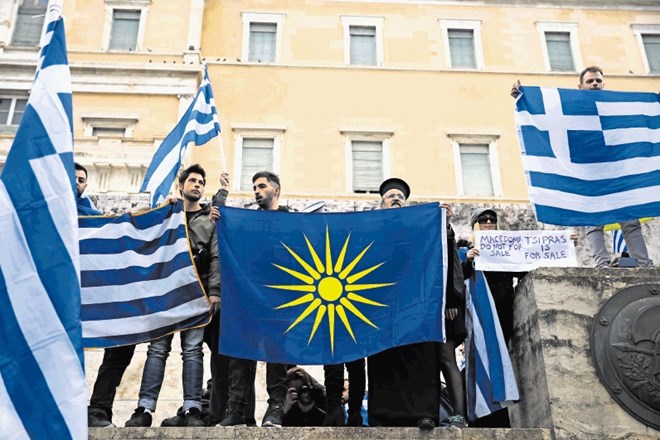 Med protesti v Atenah so plapolale tudi zastave z emblemom grške Makedonije, šestnajstkrakim soncem, ki je do leta 1995...