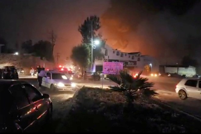 Mehiške oblasti so po petkovi eksploziji na naftovodu v ponedeljek uvedle preiskavo nesreče.