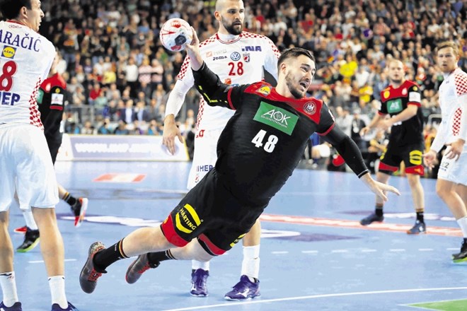 Nemški krožni napadalec Jannik Kohlbacher (z žogo) in soigralci so si z zmago proti Hrvaški priigrali polfinale SP.