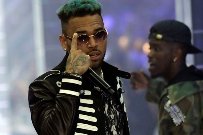 Francoska policija je zaradi domnevnega posilstva aretirala ameriškega raperja Chrisa Browna .