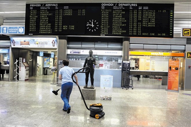 V družbi Fraport Slovenija bodo ponovili razpis  za zbiranje ponudb gradbincev, ki bi razširili potniški terminal. Posel naj...