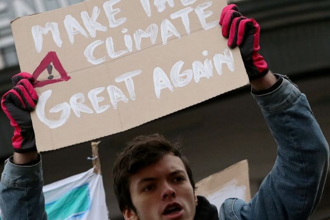 Protestnik v Bruslju, kjer danes poteka shod proti podnebnim spremembam.