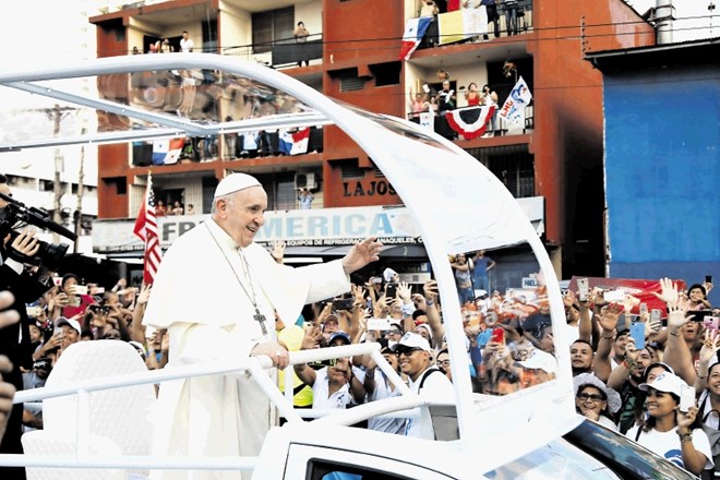 Poglavar Rimskokatoliške cerkve Jorge Bergoglio pozdravlja zbrane ob poti njegovega papamobila ob prihodu na Svetovi dan...
