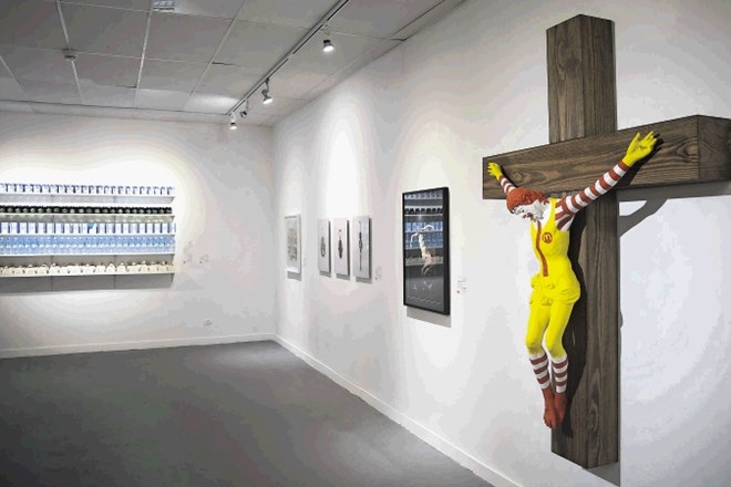 Na križu naboden Ronald McDonald finskega umetnika Janija Leinonena je močno razburil kristjane v Izraelu.