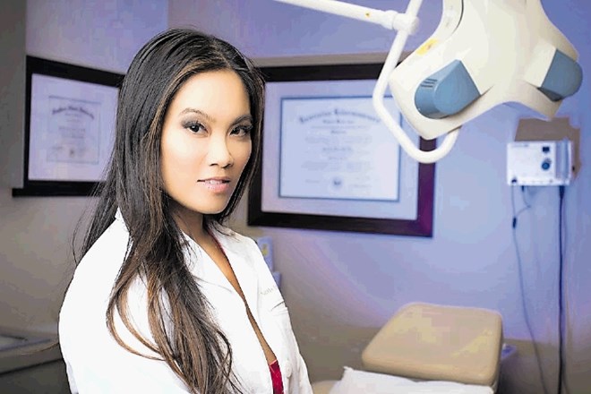 »Dr. Pimple Popper« ali dr. Sandra Lee je 48-letna ameriška dermatologinja, ki ji stiskanje mozoljev mesečno navrže  milijon...