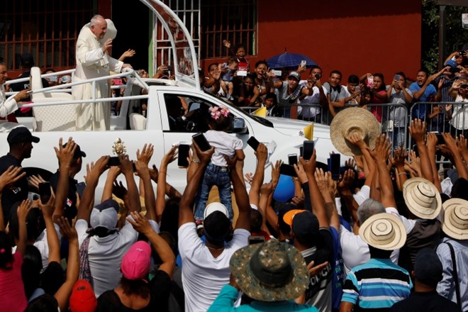 Papež Frančišek na poti na obisk zapora.