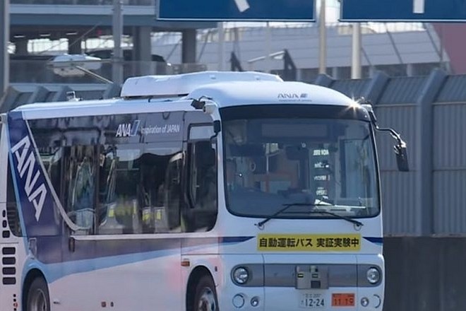 Minibus, ki vozi med dvema terminaloma, lahko prevaža do deset ljudi in doseže najvišjo hitrost 30 kilometrov na uro.