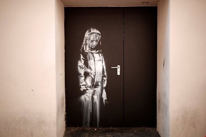 Banksyjev grafit žalujoče ženske predstavlja simbol spominjanja in pripadnosti.