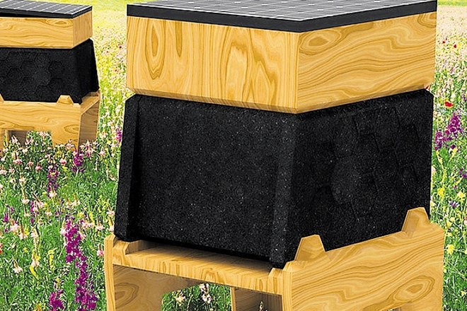 Pametni čebelnjak ima na vrhu montirane sončne celice, ki ustvarijo dovolj energije, da se notranjost čebelnjaka po potrebi...