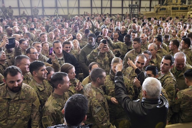 Mike Pence med nagovorom vojakov v Afganistanu