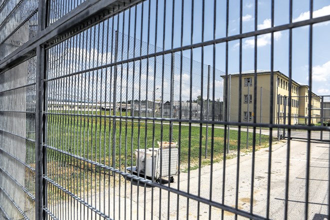 V zaporu na Dobu se je že zgodilo, da so poslopje preletavali droni, ki so morda zapornikom dostavljali drogo. (foto: Bojan...