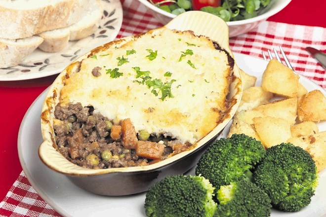 Pastirsko pito pogosto postrežejo s kuhanim brokolijem in sotiranim krompirjem, neredko pa tudi s pečenim fižolom.