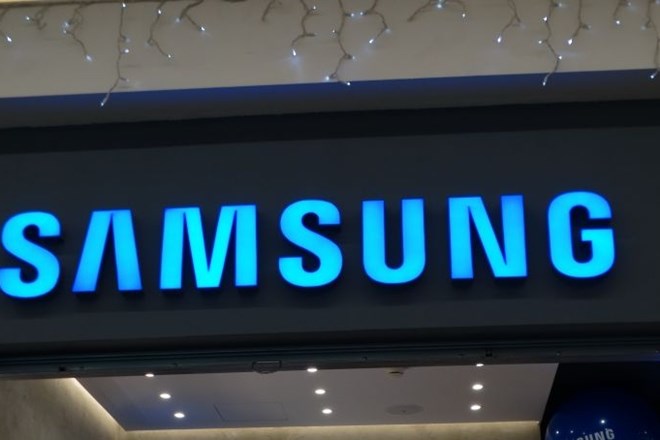 Južnokorejski tehnološki velikan Samsung namerava v naslednjo generacijo pametnih mobilnih telefonov začeti vgrajevati...