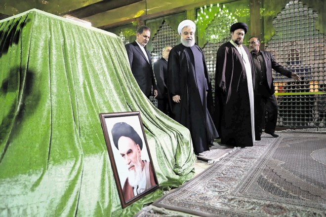 Iranski predsednik Hasan Rohani (na fotografiji ob obisku grobnice velikega ajatole Homeinija) je državljane spomnil, da...
