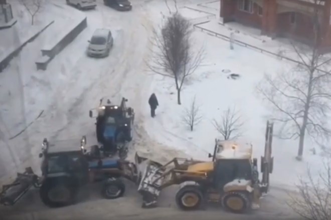 #video Mraz jim je prišel do kosti: Ruski spopad traktorjev in čikaški kradljivci plaščev 